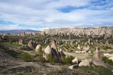 Peri bacaları ve mağara kilise yakınındaki Göreme Vadisi. Türkiye, Cappadocia