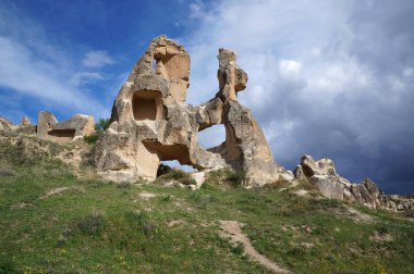Göreme yakınındaki fantastik kayalar. Kapadokya, Türkiye