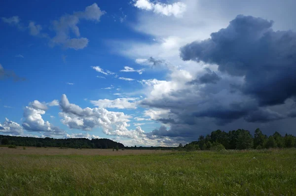 Fırtına öncesi sessizlik dramatik gökyüzü görünümü