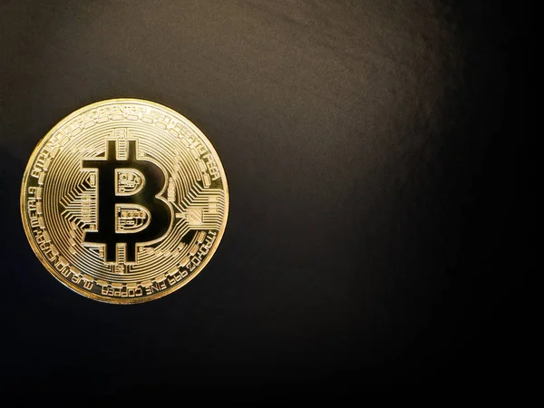 Siyah zemin üzerine altın renkli Bitcoin