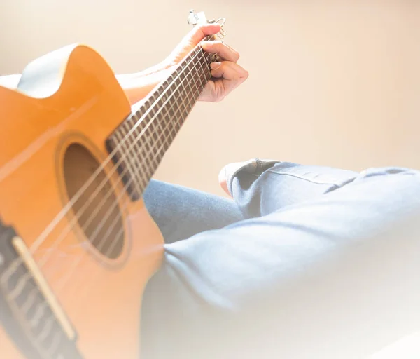 Sol el adam bir akor bir gitar klasik tutuyor