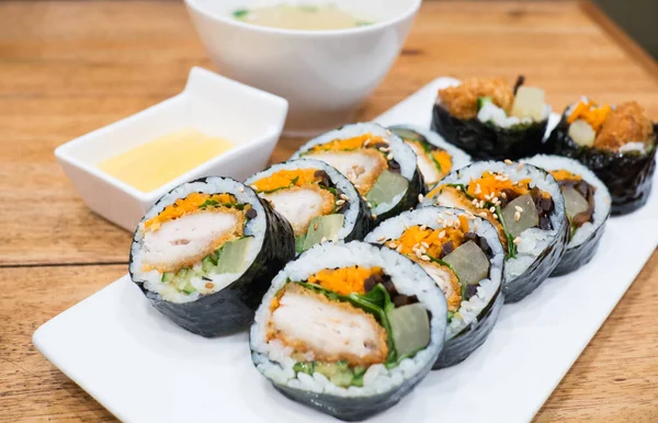 Close Up Gimbap (Kimbap) Güney Kore 'de ve yurt dışında popüler bir paket yemektir.