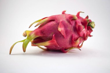 Beyaz arkaplanda Ejder Meyvesi izole