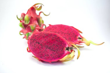 Egzotik olgun pembe Pitaya veya Dragon meyve. Kırmızı Pitahaya tropikal meyve beyaz arka plan üzerinde ikiye böldüm