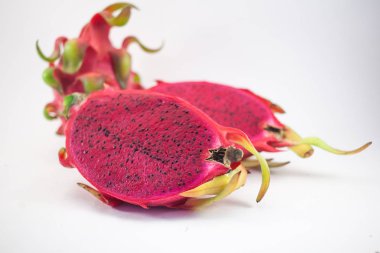 Egzotik olgun pembe Pitaya veya Dragon meyve. Kırmızı Pitahaya tropikal meyve beyaz arka plan üzerinde ikiye böldüm