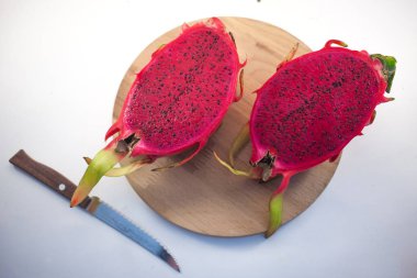 Egzotik olgun pembe Pitaya veya Dragon meyve. Kırmızı Pitahaya tropikal meyve ağaç on ikiye bir bıçak ile kesmek