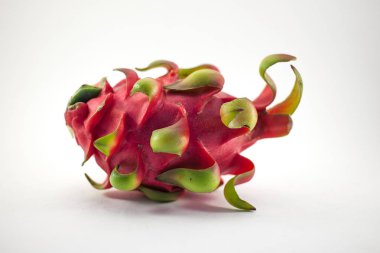 Egzotik olgun pembe Pitaya veya Dragon meyve beyaz arka plan üzerinde