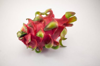 Egzotik olgun pembe Pitaya veya Dragon meyve beyaz arka plan üzerinde
