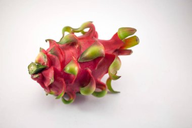Egzotik olgun pembe Pitaya veya Dragon meyve beyaz arka plan üzerinde