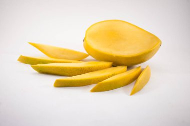 Sarı mango ve mango dilimleri izole beyaz arka plan