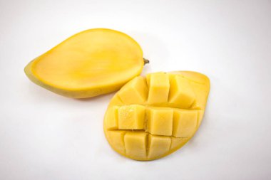Sarı mango ve mango dilim küpleri izole beyaz arka plan ile