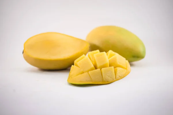 Gelbe Mango Und Mango Scheibe Mit Würfeln Isoliert Weißen Hintergrund — Stockfoto