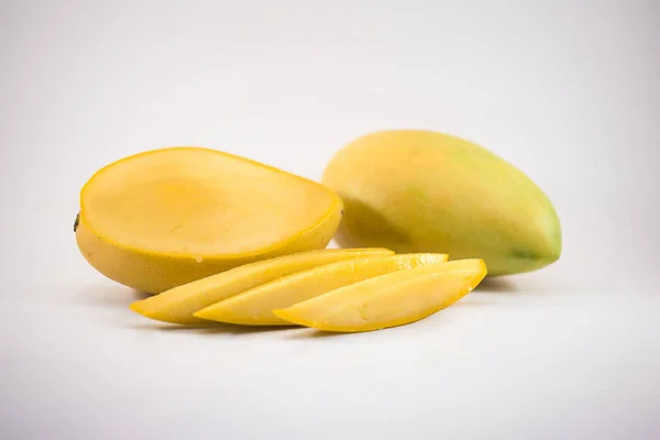 Yellow Mango Mango Slices Isolated White Background — Stock Photo, Image