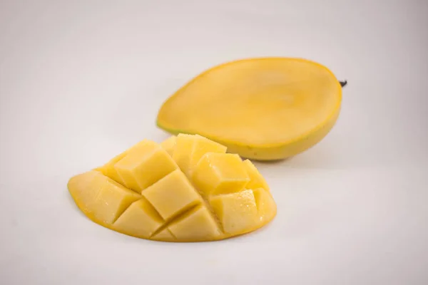 Sarı Mango Mango Dilim Küpleri Izole Beyaz Arka Plan Ile — Stok fotoğraf