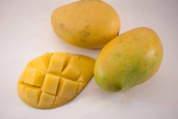 Gelbe Mango Und Mango Scheibe Mit Würfeln Isoliert Weißen Hintergrund — Stockfoto