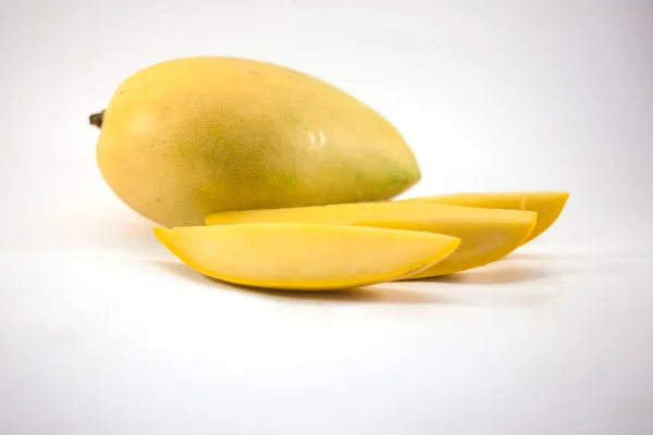Gele Mango Mango Segmenten Geïsoleerde Witte Achtergrond — Stockfoto