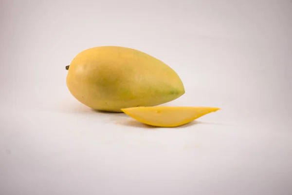 黄色芒果和芒果片查出的白色背景 — 图库照片