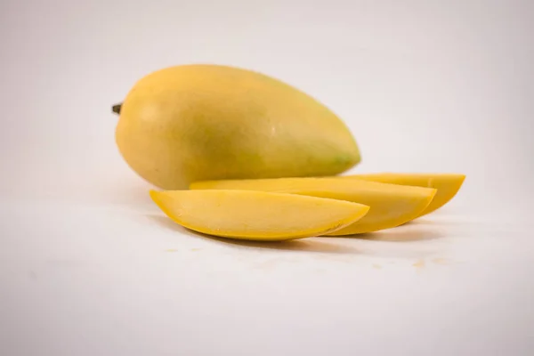 Желтый Манго Манго Ломтики Изолированный Белый Фон — стоковое фото