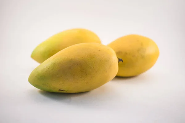 Drei Vietnamesische Mangos Auf Weißem Hintergrund — Stockfoto