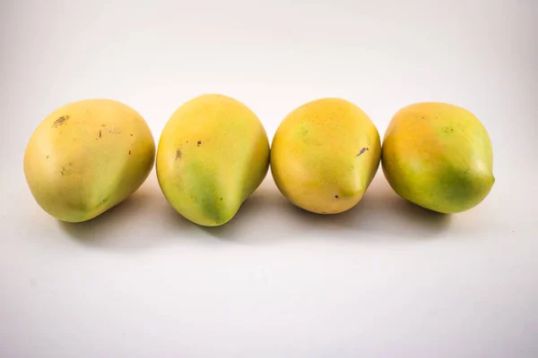 Fyra Vietnamess Mango Vit Bakgrund — Stockfoto