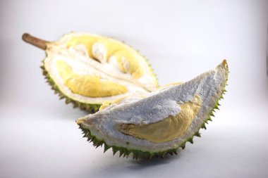 Beyaz bir arka planda Tayland meyvelerden kralı durian 2 parça taze kesme