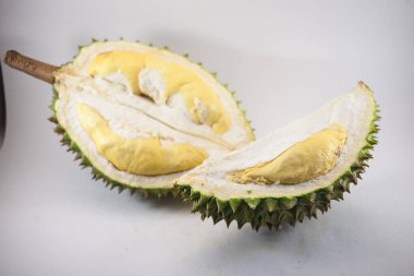 Beyaz bir arka planda Tayland meyvelerden kralı durian 2 parça taze kesme