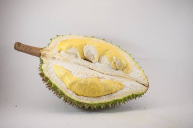 Beyaz bir arka planda Tayland meyvelerden kralı durian 2 parça taze kesme