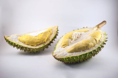 Beyaz bir arka planda Tayland meyvelerden kralı durian 2 parça taze kesme