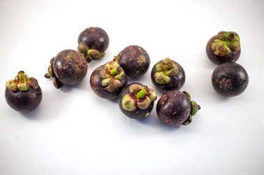 İzole mangosteens. Bol meyve izole beyaz arka plan üzerinde üstten görünüm