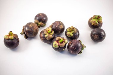 İzole mangosteens. Bol meyve izole beyaz arka plan üzerinde üstten görünüm