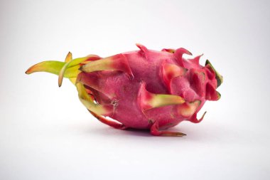 Beyaz arkaplanda Ejder Meyvesi izole