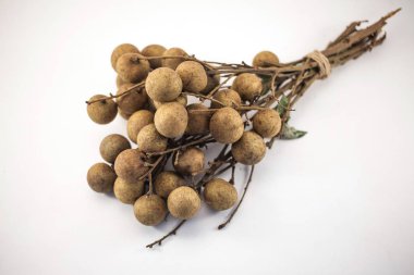 Beyaz arka planda izole edilmiş taze Longan meyveleri