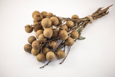 Beyaz arka planda izole edilmiş taze Longan meyveleri