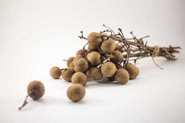 Beyaz arka planda izole edilmiş taze Longan meyveleri