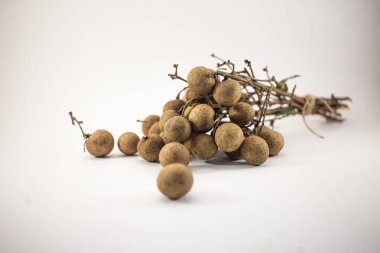 Beyaz arka planda izole edilmiş taze Longan meyveleri