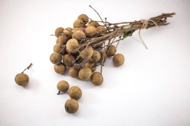 Beyaz arka planda izole edilmiş taze Longan meyveleri