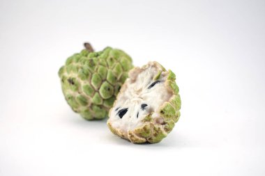 Şeker elma veya muhallebi elma dilim beyaz arka plan, egzotik tropik Tay annona veya cherimoya izole meyve