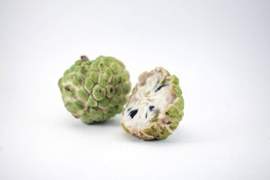 Şeker elma veya muhallebi elma dilim beyaz arka plan, egzotik tropik Tay annona veya cherimoya izole meyve