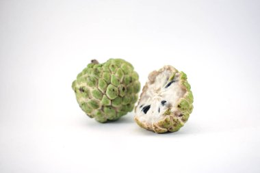 Şeker elma veya muhallebi elma dilim beyaz arka plan, egzotik tropik Tay annona veya cherimoya izole meyve