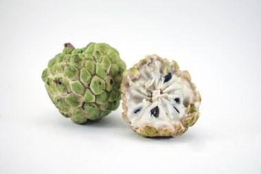 Şeker elma veya muhallebi elma dilim beyaz arka plan, egzotik tropik Tay annona veya cherimoya izole meyve