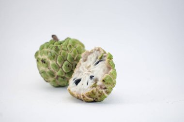 Şeker elma veya muhallebi elma dilim beyaz arka plan, egzotik tropik Tay annona veya cherimoya izole meyve