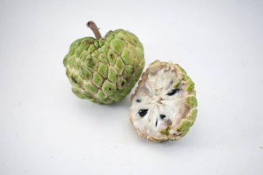 Şeker elma veya muhallebi elma dilim beyaz arka plan, egzotik tropik Tay annona veya cherimoya izole meyve