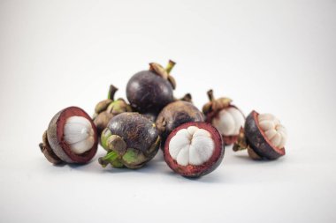 İzole mangosteens. Bol meyve izole üzerinde beyaz arka plan
