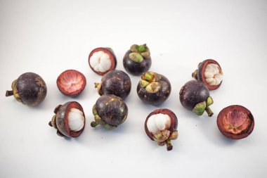İzole mangosteens. Bol meyve izole beyaz arka plan üzerinde üstten görünüm