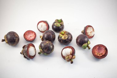 İzole mangosteens. Bol meyve izole beyaz arka plan üzerinde üstten görünüm
