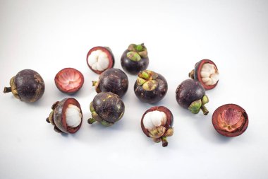 İzole mangosteens. Bol meyve izole beyaz arka plan üzerinde üstten görünüm