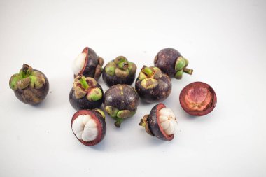 İzole mangosteens. Bol meyve izole beyaz arka plan üzerinde üstten görünüm