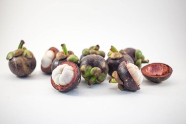 İzole mangosteens. Bol meyve izole beyaz arka plan üzerinde üstten görünüm