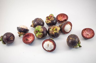 İzole mangosteens. Bol meyve izole beyaz arka plan üzerinde üstten görünüm