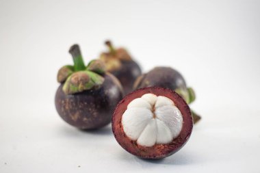 İzole mangosteens. Beyaz arka plan üzerinde izole dört kesilerek meyve